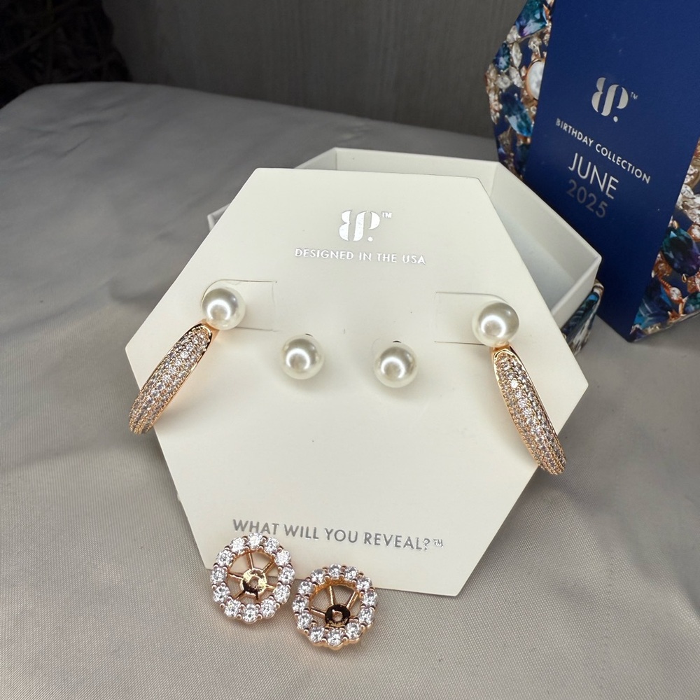 🚫SOLD🚫 Bomb Party June 2025 Pearl and Rose Gold Earring Set with Ja - Picture 3 of 4